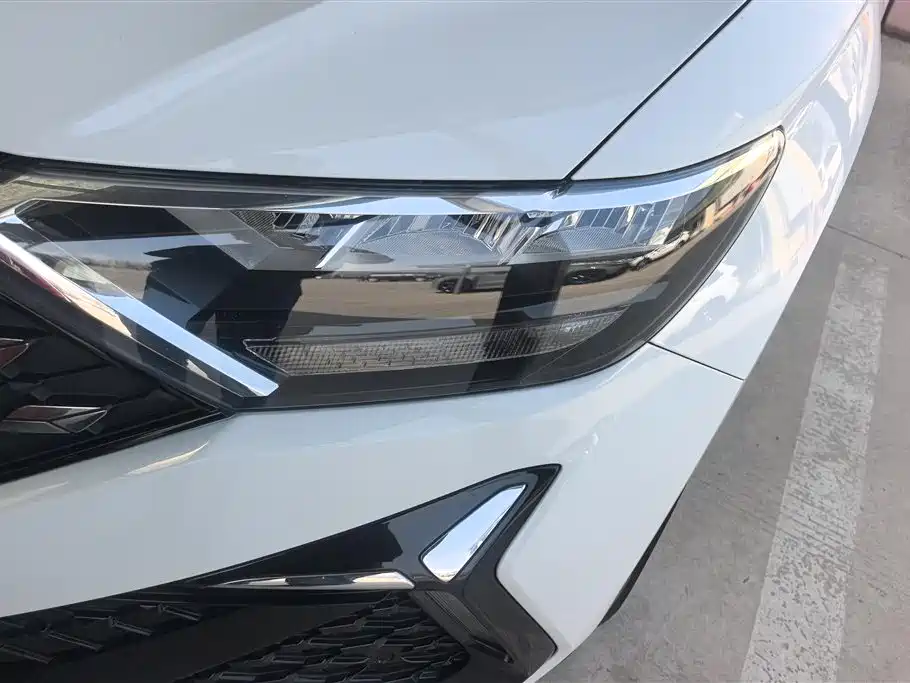 Jetta VS5 280 TSI Auto Progressive