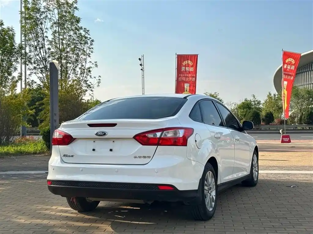 Focus Sedan 1.6 L Manual Comfort