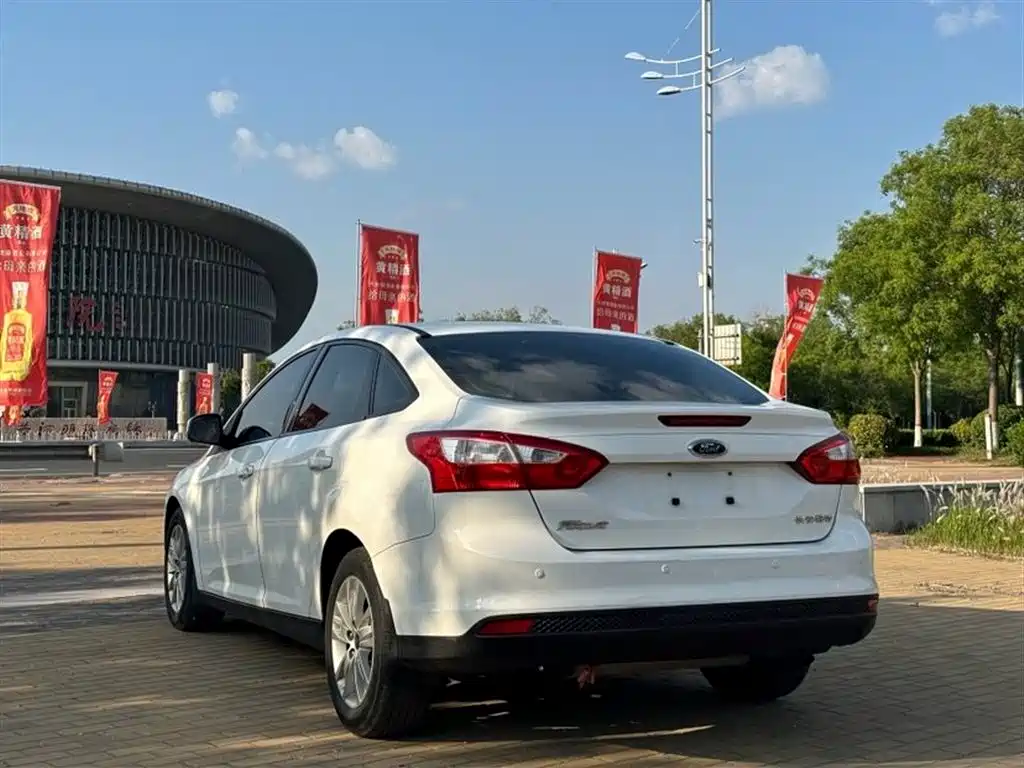 Focus Sedan 1.6 L Manual Comfort