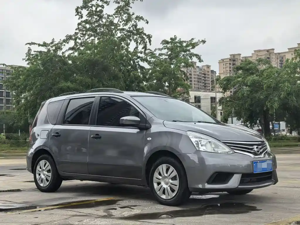 Livina 1.6 XE CVT Comfort