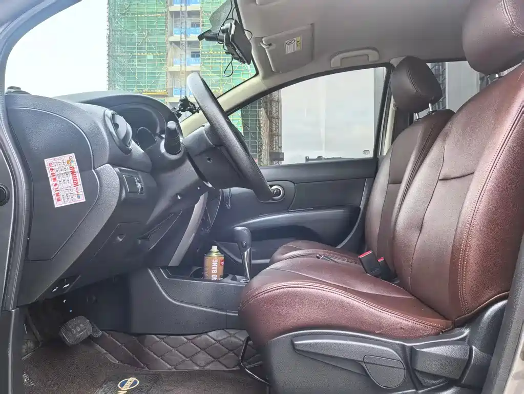 Livina 1.6 XE CVT Comfort