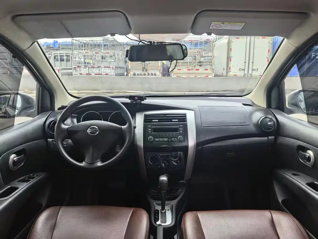 Livina 1.6 XE CVT Comfort