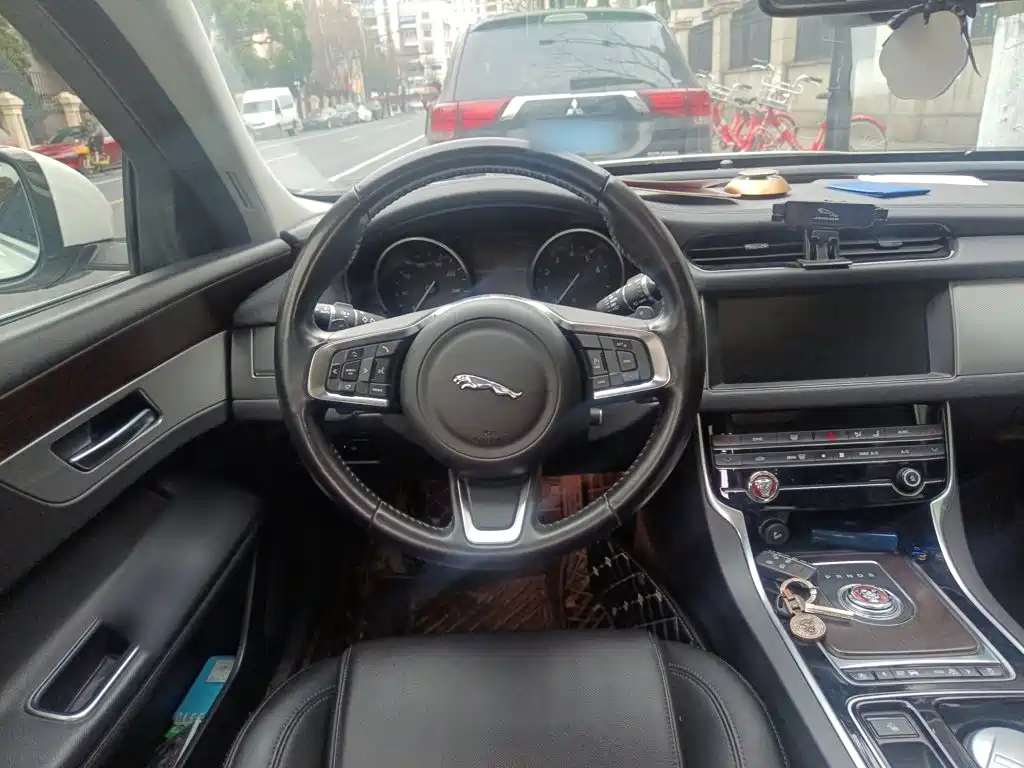 Jaguar XFL XFL 2.0 T 200 PS 2 WD Elite