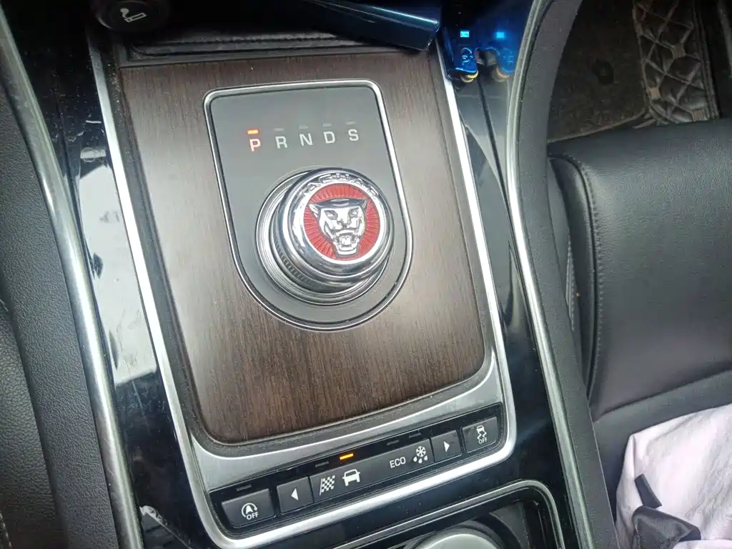 Jaguar XFL XFL 2.0 T 200 PS 2 WD Elite