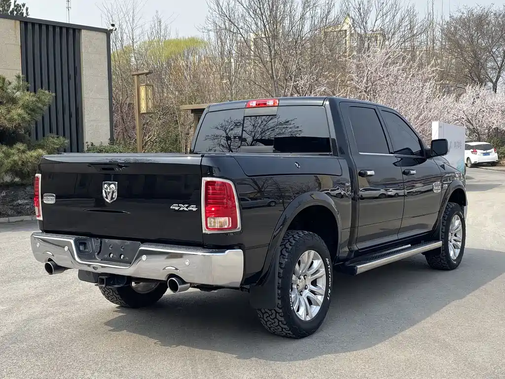 RAM Trucks 5.7 L Auto