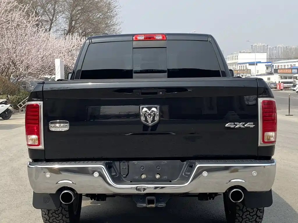 RAM Trucks 5.7 L Auto