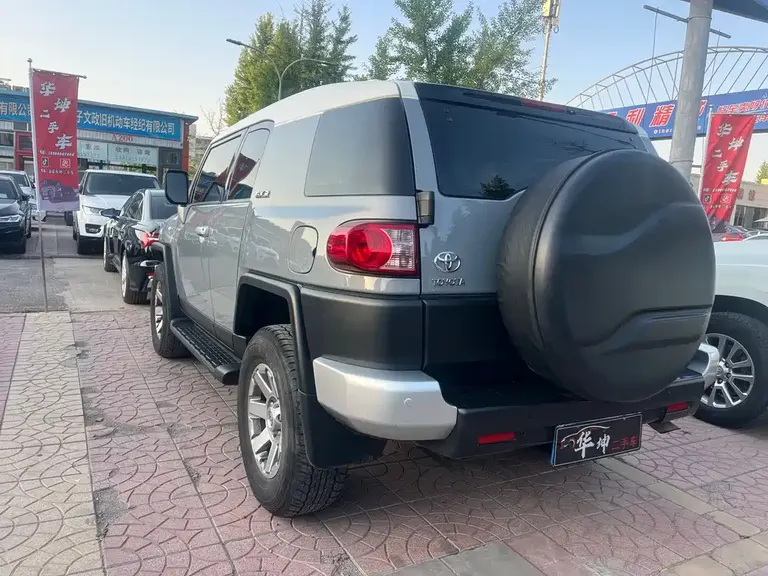Toyota FJ Cruiser FJ 酷路泽 2019款 4.0 L 两气 双油箱 气泵中东版