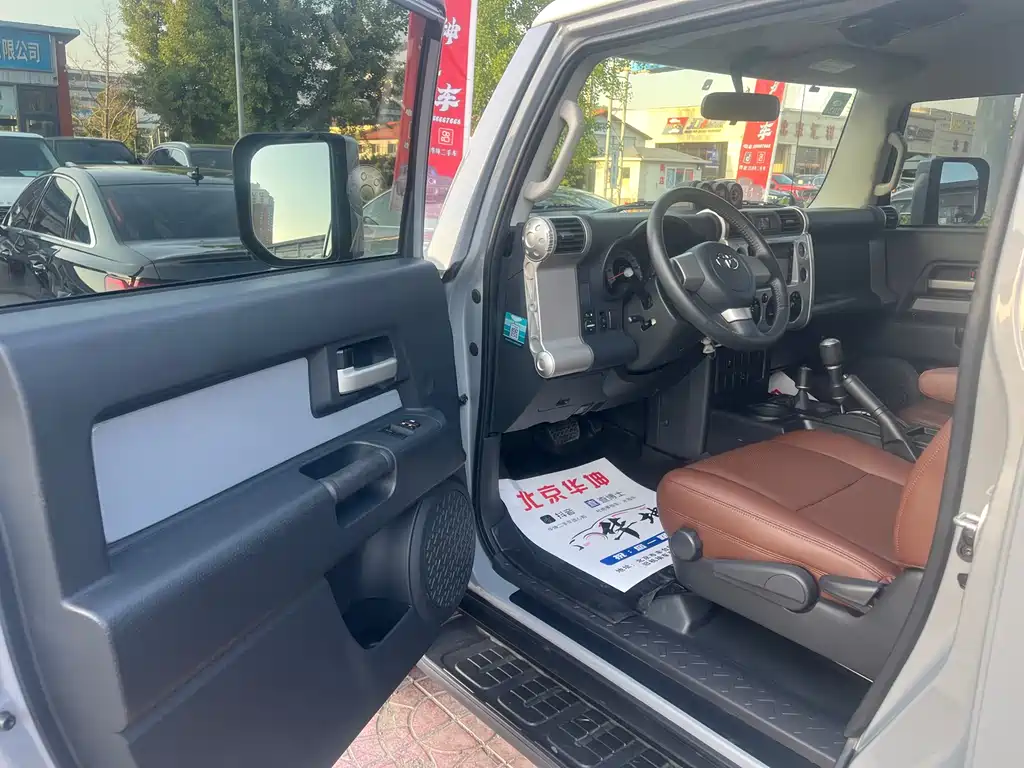 FJ Cruiser FJ 酷路泽 2019款 4.0 L 两气 双油箱 气泵中东版