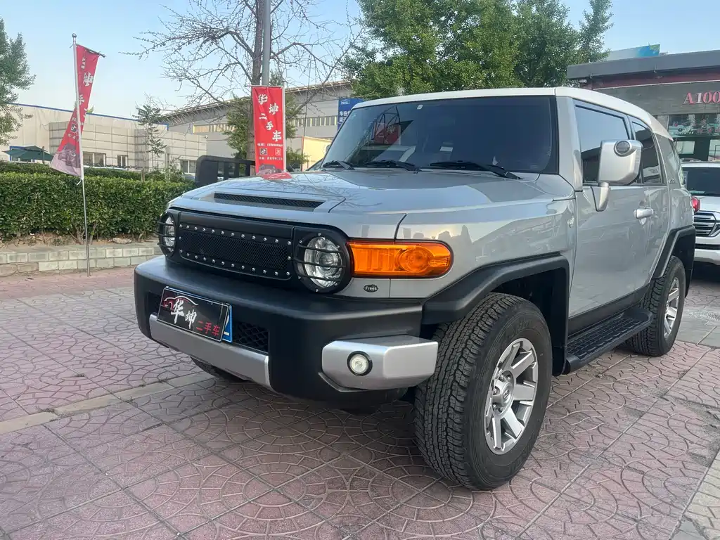 FJ Cruiser FJ 酷路泽 2019款 4.0 L 两气 双油箱 气泵中东版