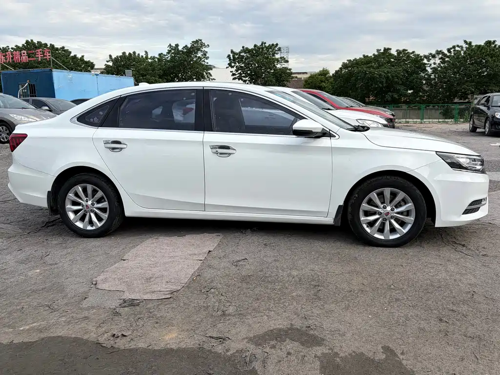 Roewe i6 Classic 20 T Auto Internet Smart Enjoyment