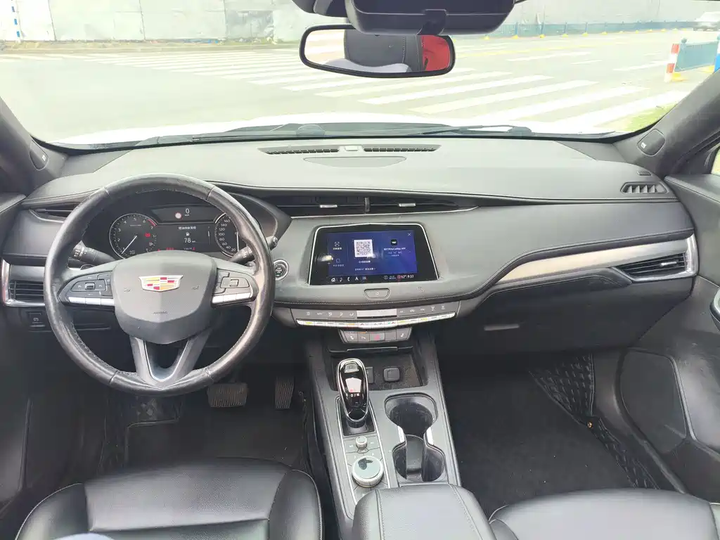 Cadillac XT4 28 T 2 WD Leading