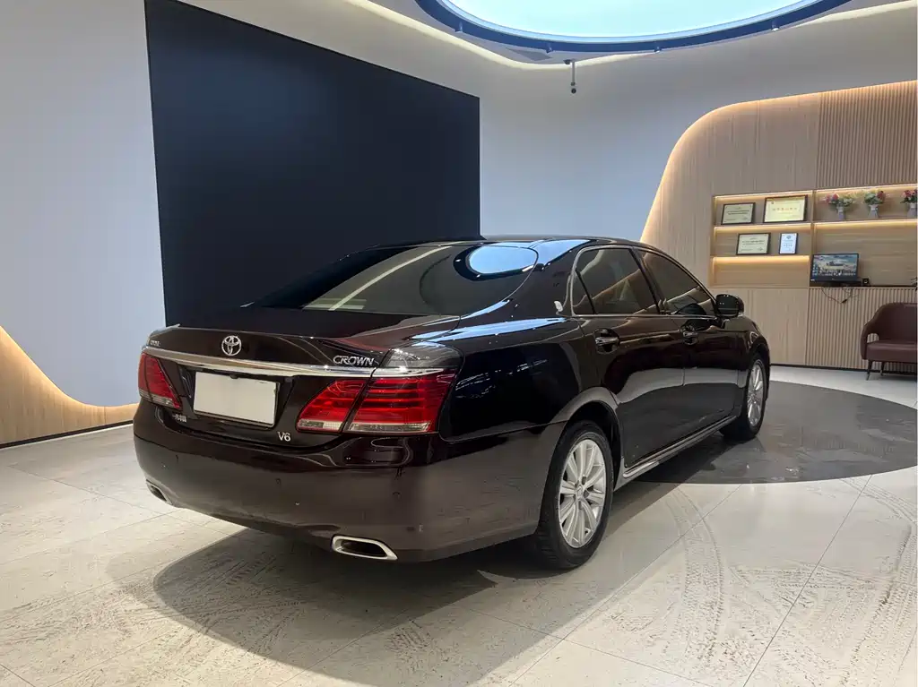 Crown 2.5 L Royal Navigation