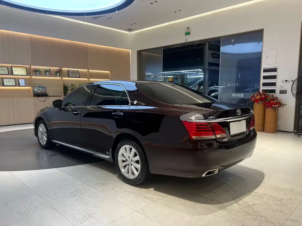 Crown 2.5 L Royal Navigation