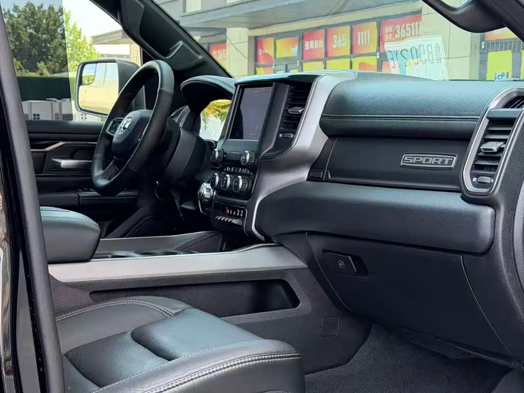 RAM Trucks 5.7 L Auto