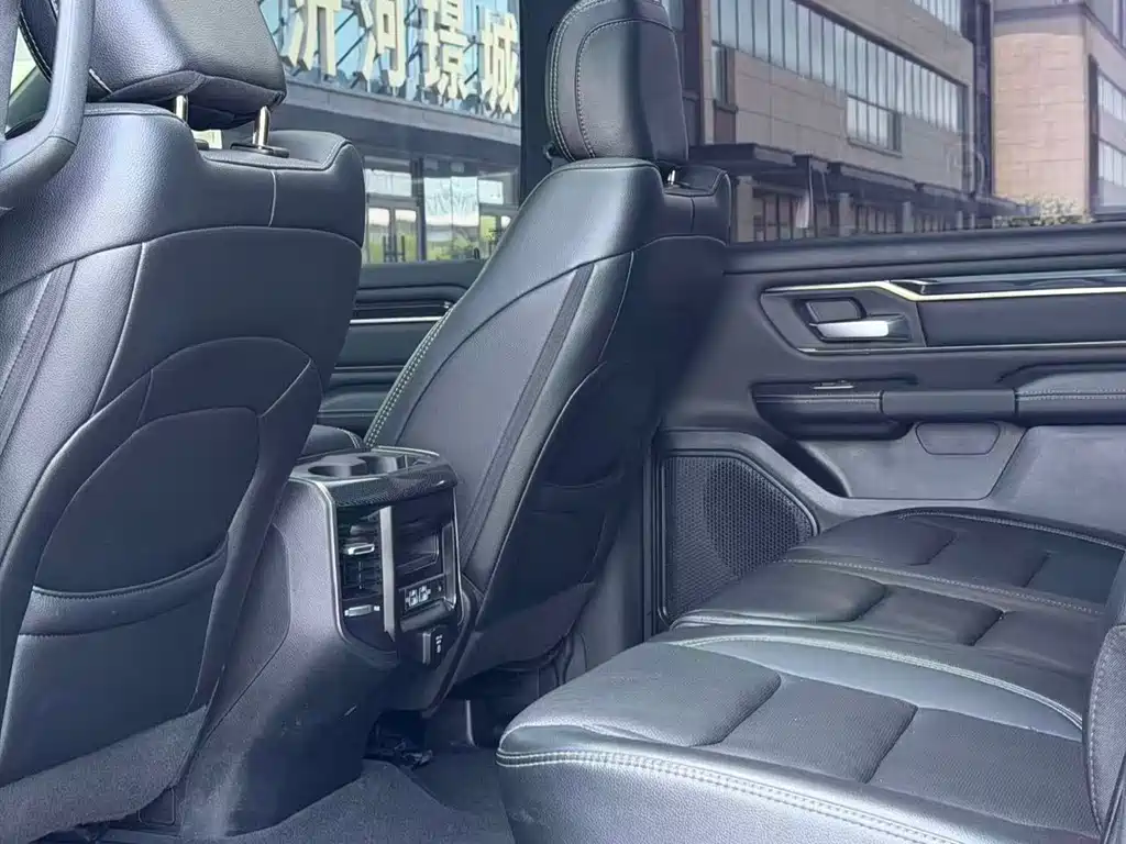 RAM Trucks 5.7 L Auto
