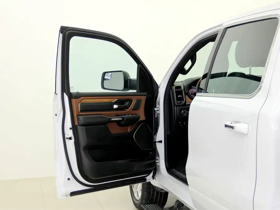 RAM Trucks 5.7 L Canada Spec