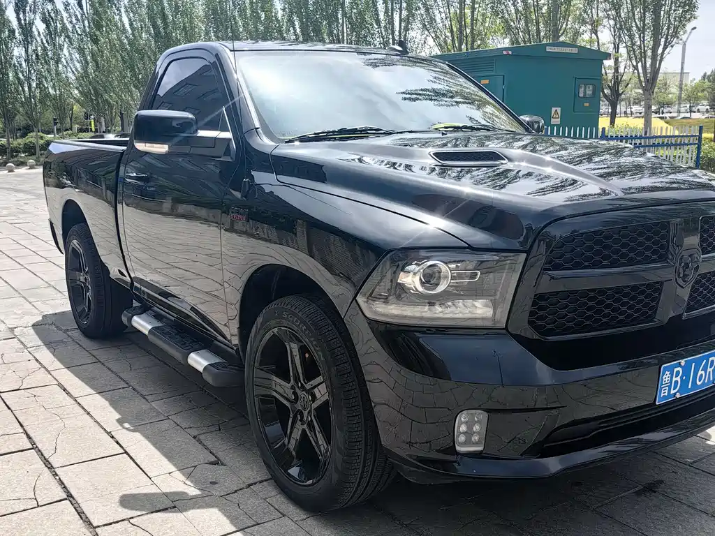 RAM Trucks 5.7 L Auto