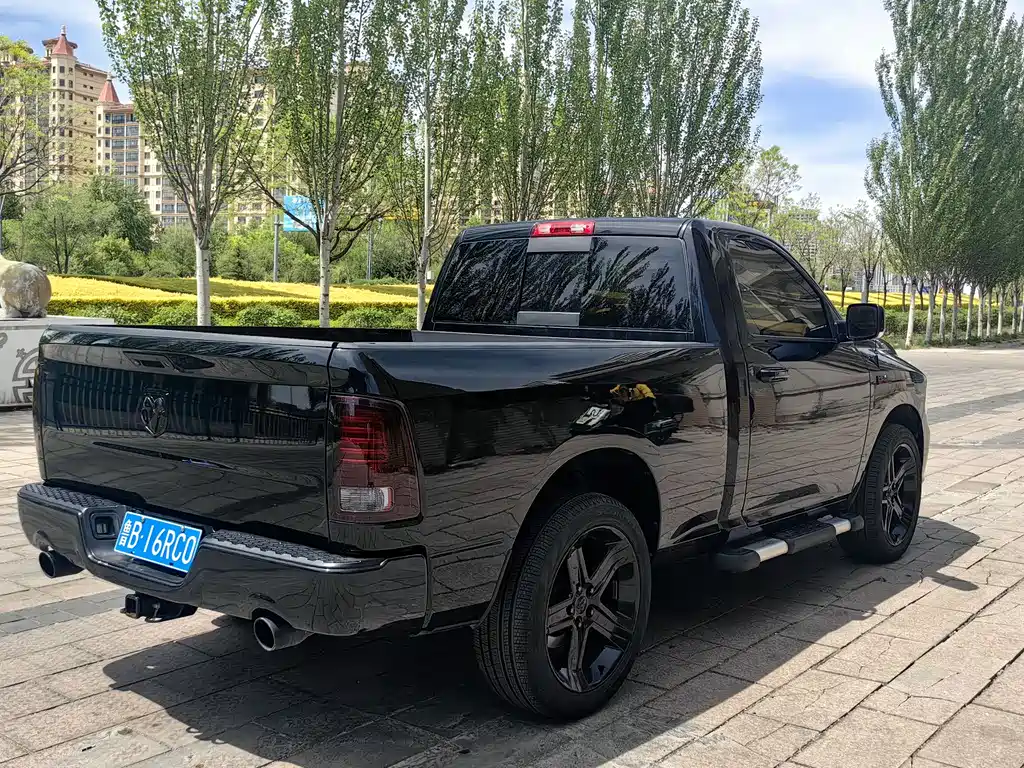 RAM Trucks 5.7 L Auto