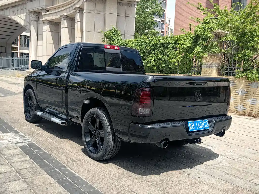 RAM Trucks 5.7 L Auto
