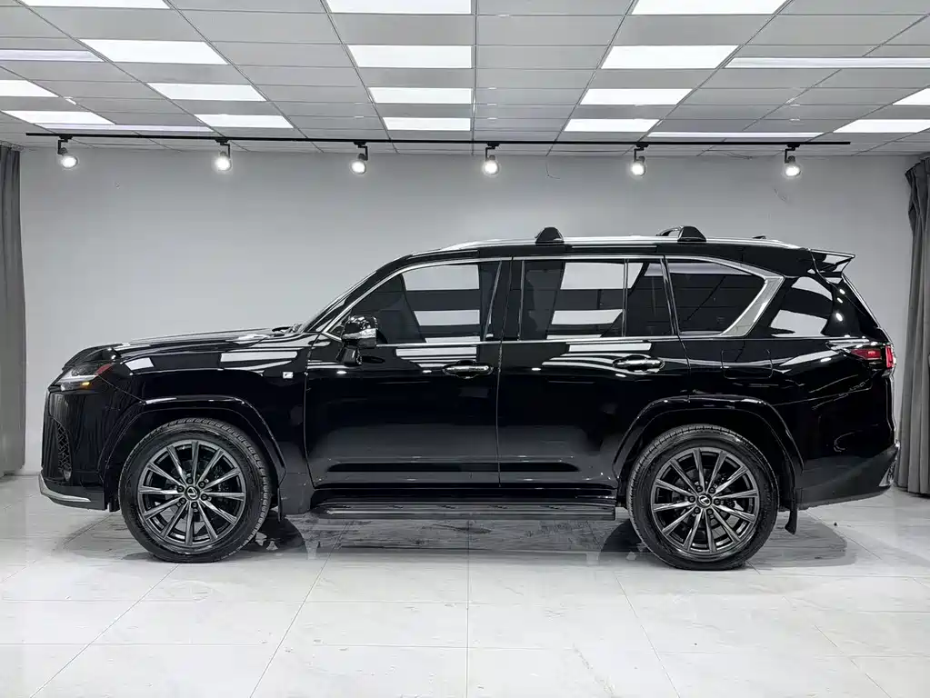 Lexus LX 600