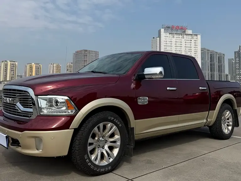 RAM Trucks 1500 5.7 L