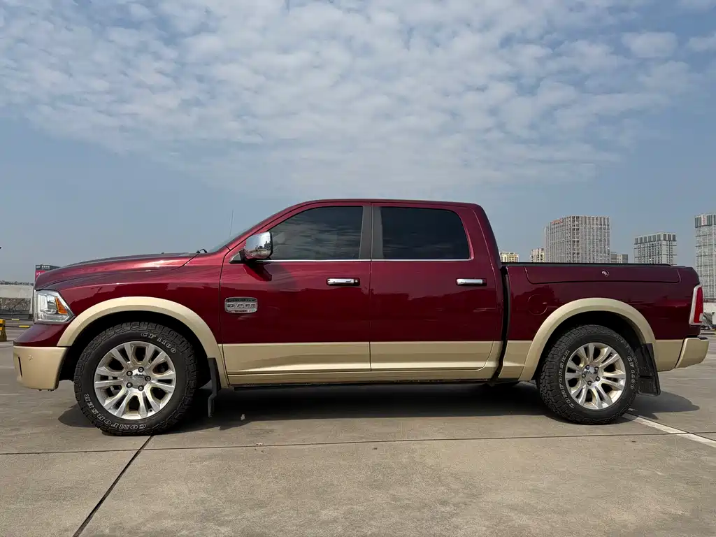 RAM Trucks 1500 5.7 L