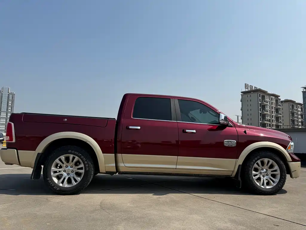 RAM Trucks 1500 5.7 L