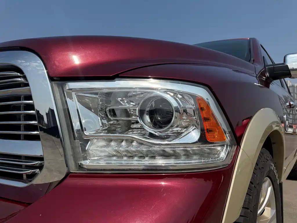 RAM Trucks 1500 5.7 L