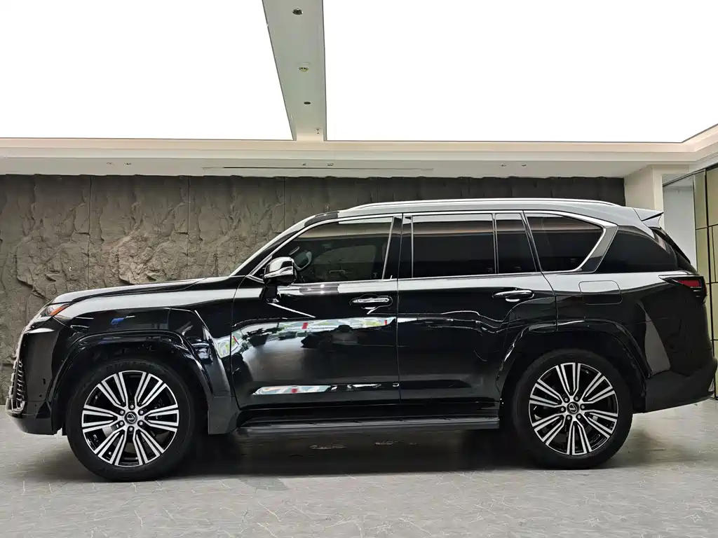 Lexus LX 600