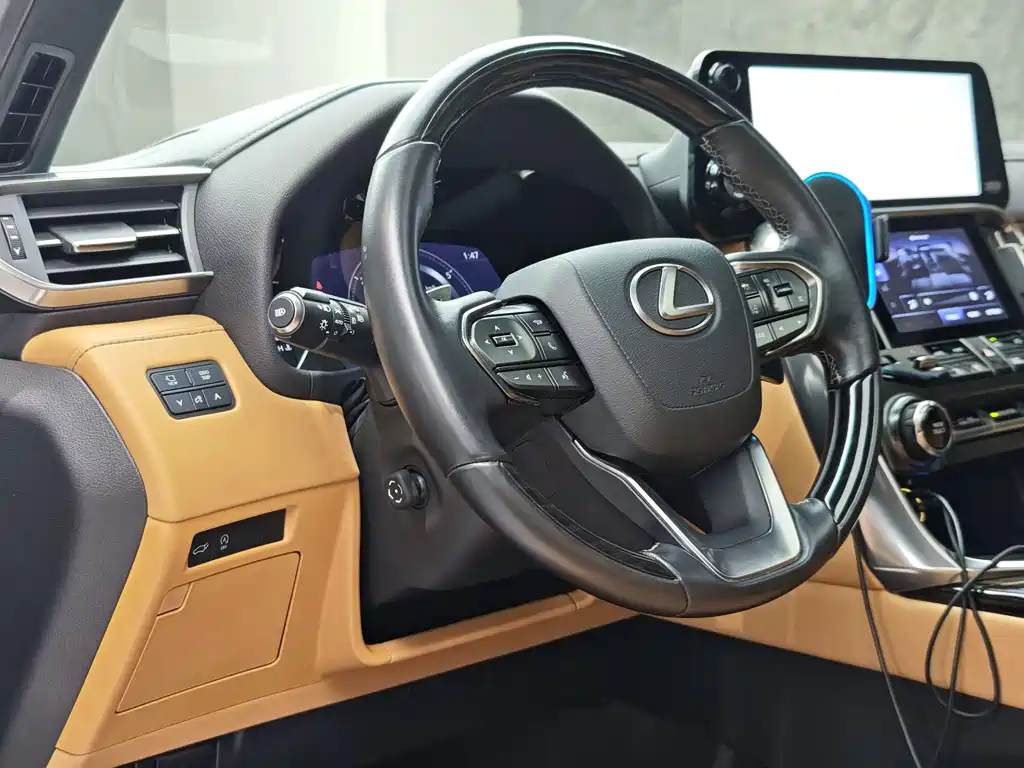 Lexus LX 600