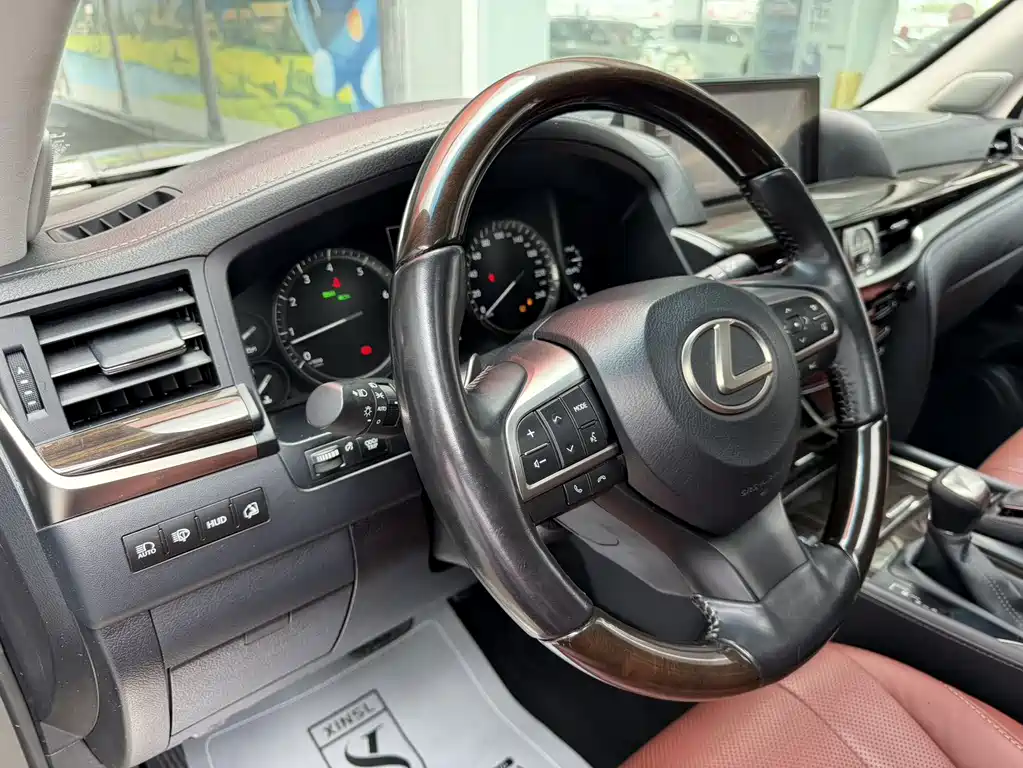 Lexus LX 570 Canada Spec