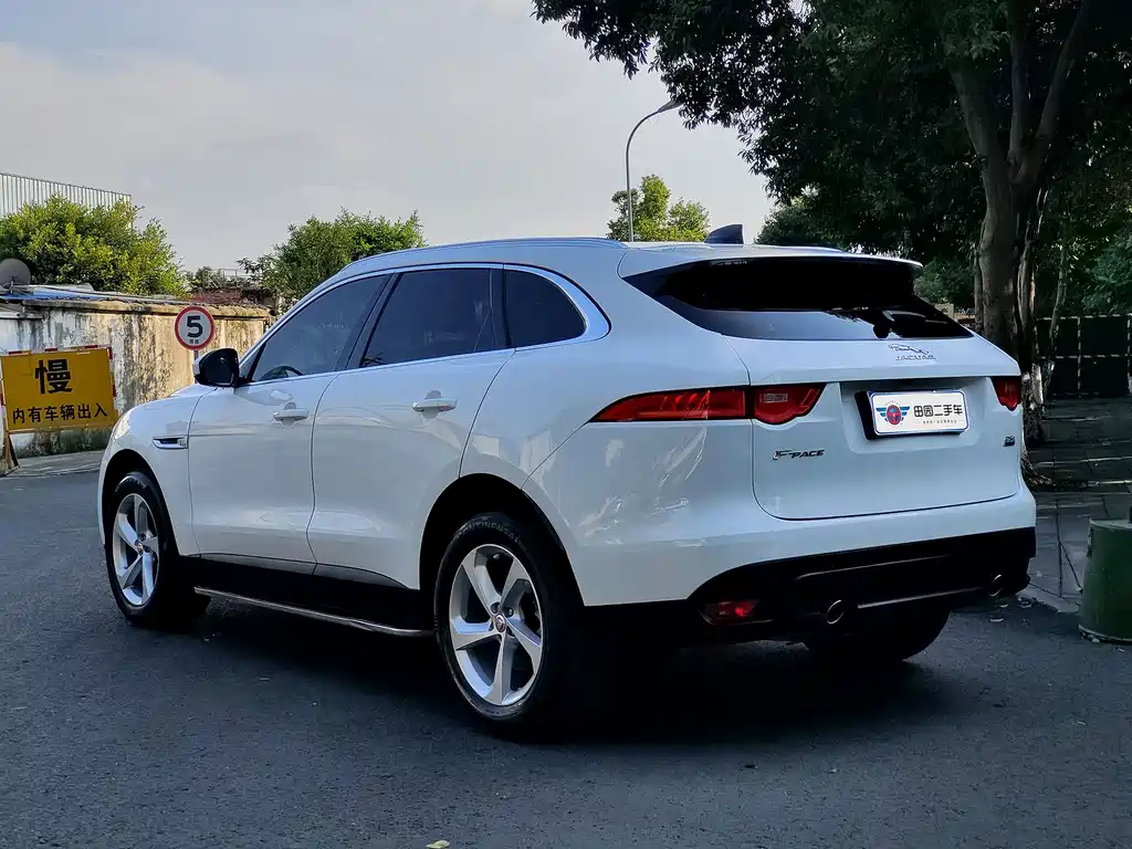 Jaguar F-PACE 2.0 T Urban Premium