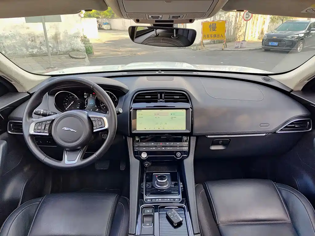 Jaguar F-PACE 2.0 T Urban Premium