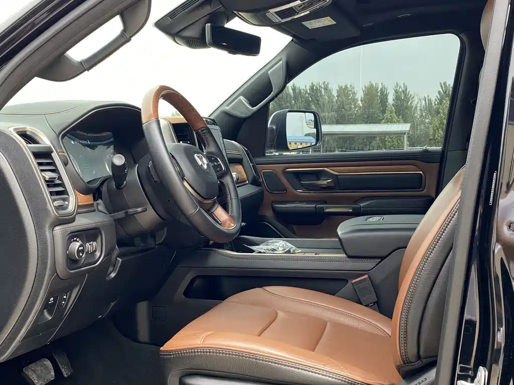RAM Trucks 5.7 L Auto