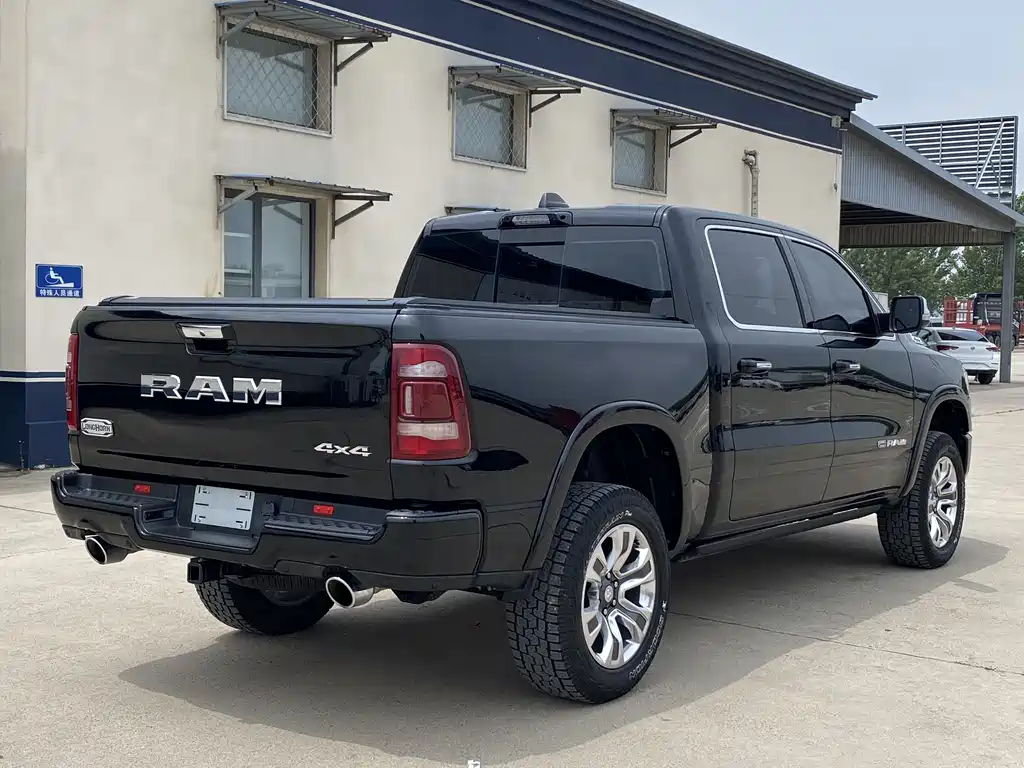 RAM Trucks 5.7 L Auto