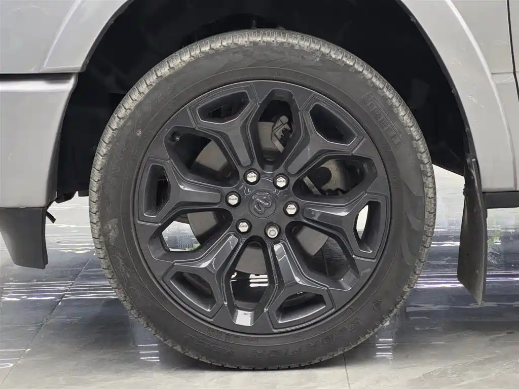 RAM Trucks 5.7 L Auto