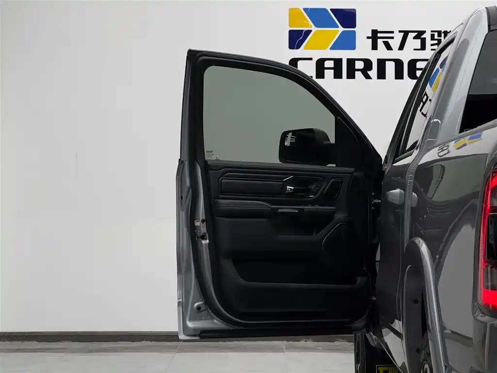 RAM Trucks 5.7 L Auto
