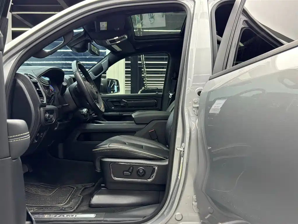 RAM Trucks 5.7 L Auto