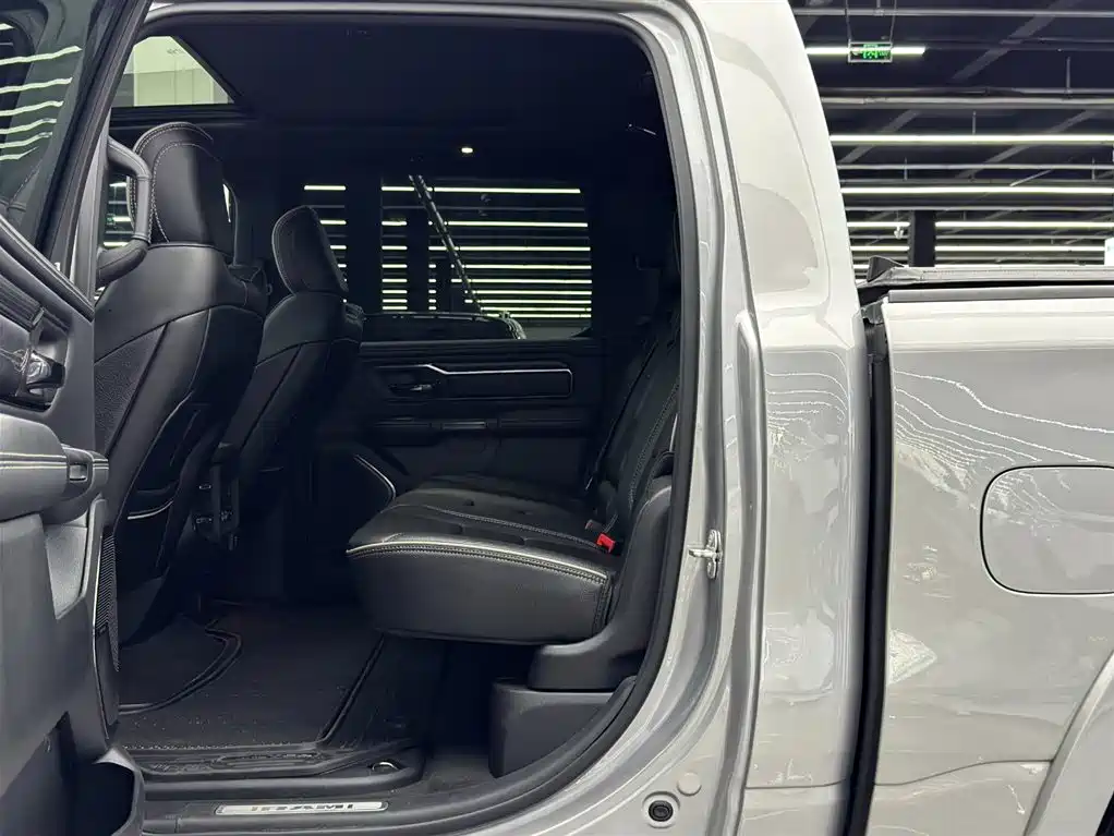 RAM Trucks 5.7 L Auto