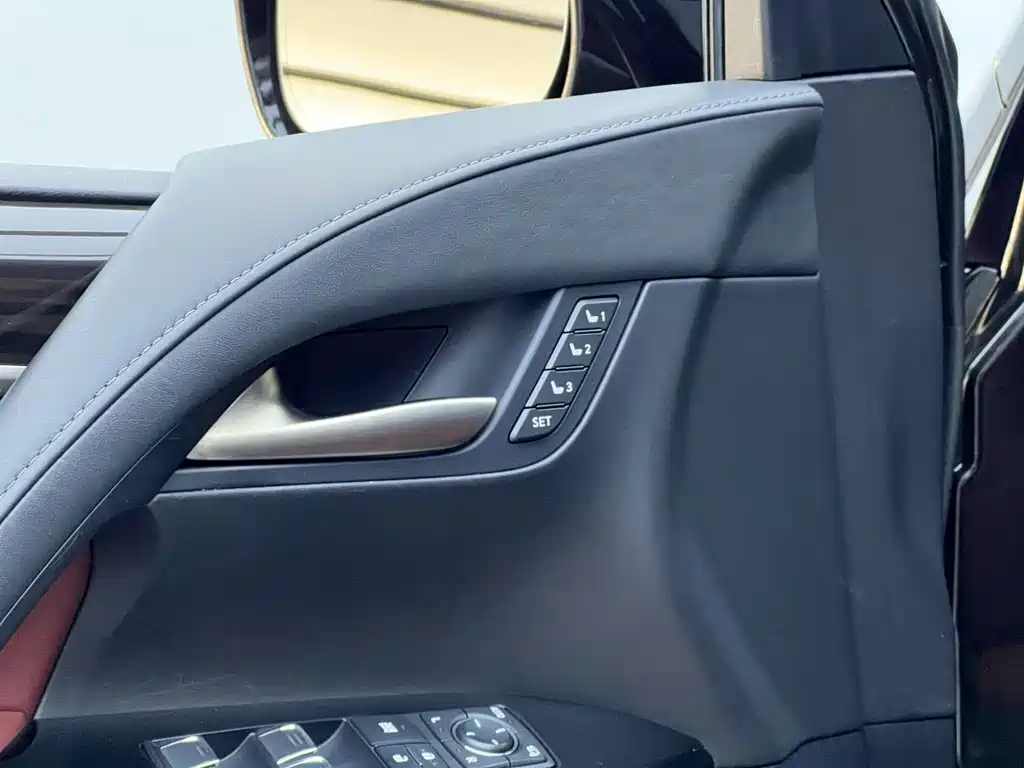 Lexus LX 570 Canada Spec