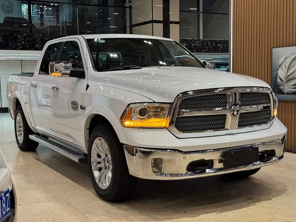 RAM Trucks 5.7 L Auto