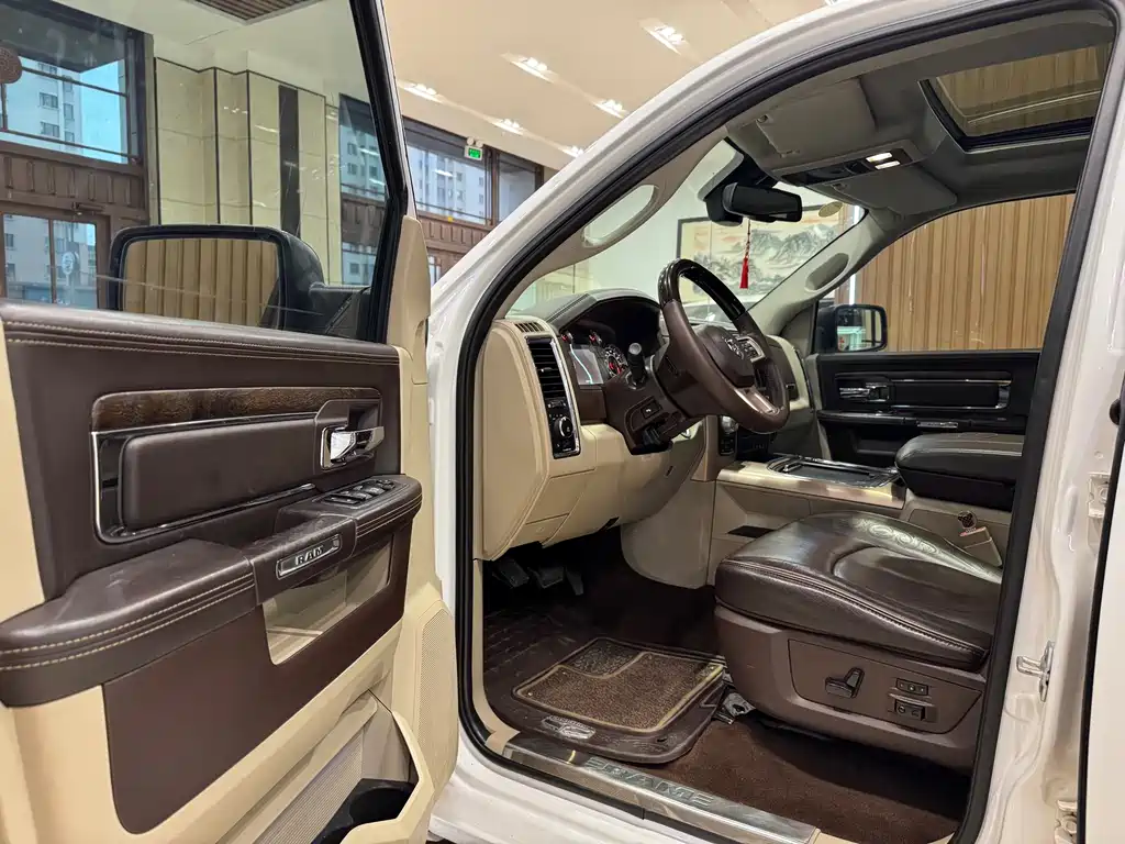 RAM Trucks 5.7 L Auto
