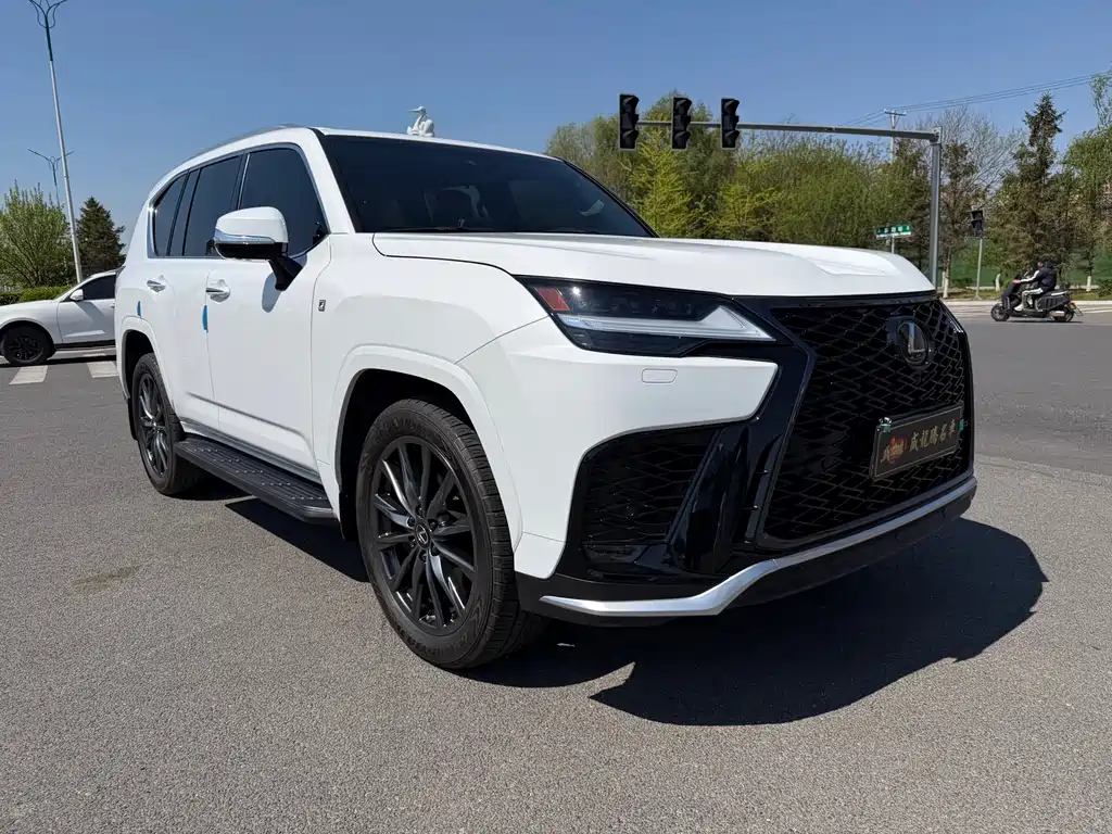 Lexus LX 600