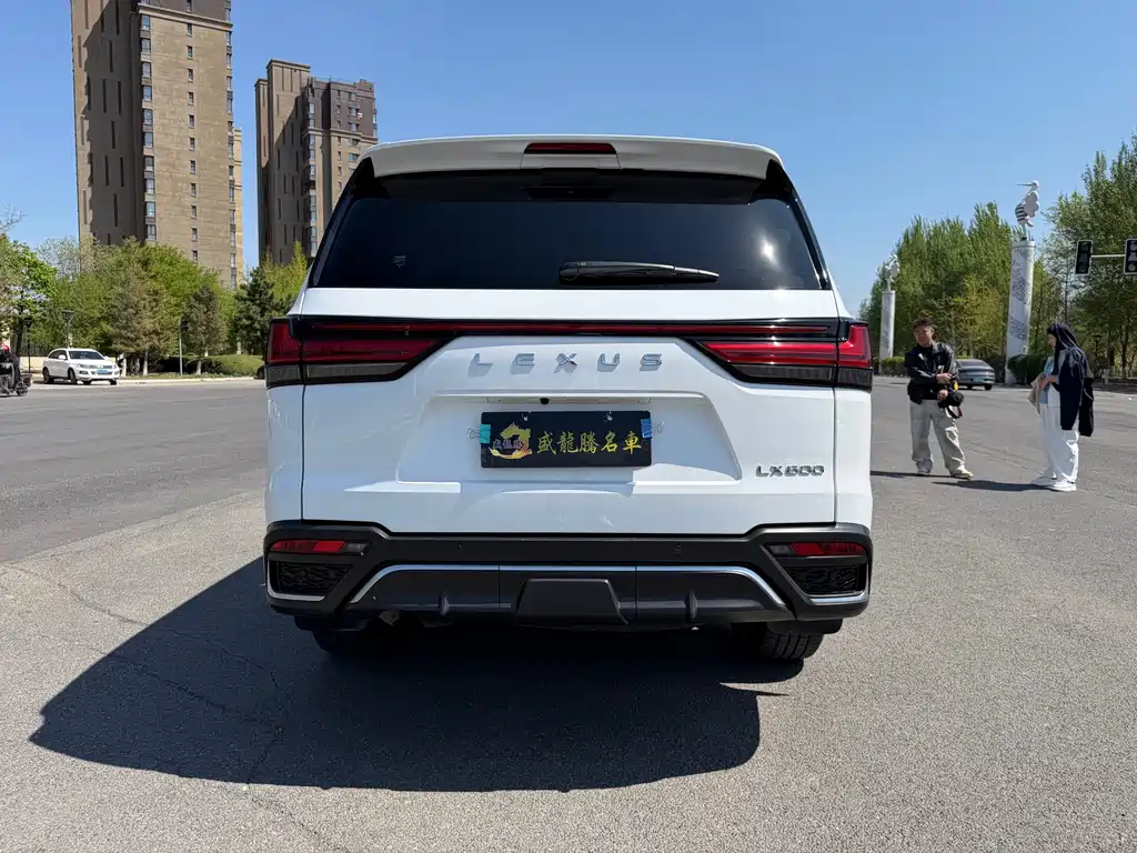 Lexus LX 600