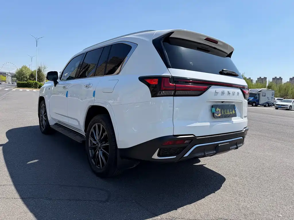 Lexus LX 600