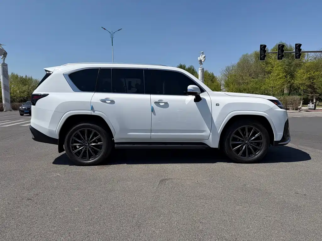 Lexus LX 600