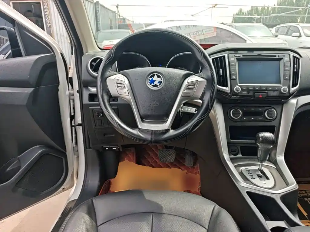Venucia T70 2.0 L CVT Wise Enjoyment