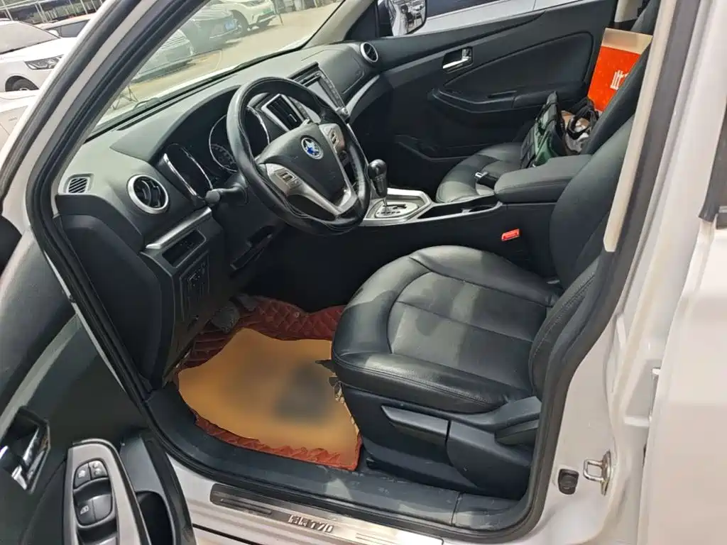 Venucia T70 2.0 L CVT Wise Enjoyment
