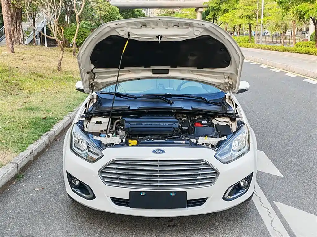 Escort 1.5 L Auto Fashion