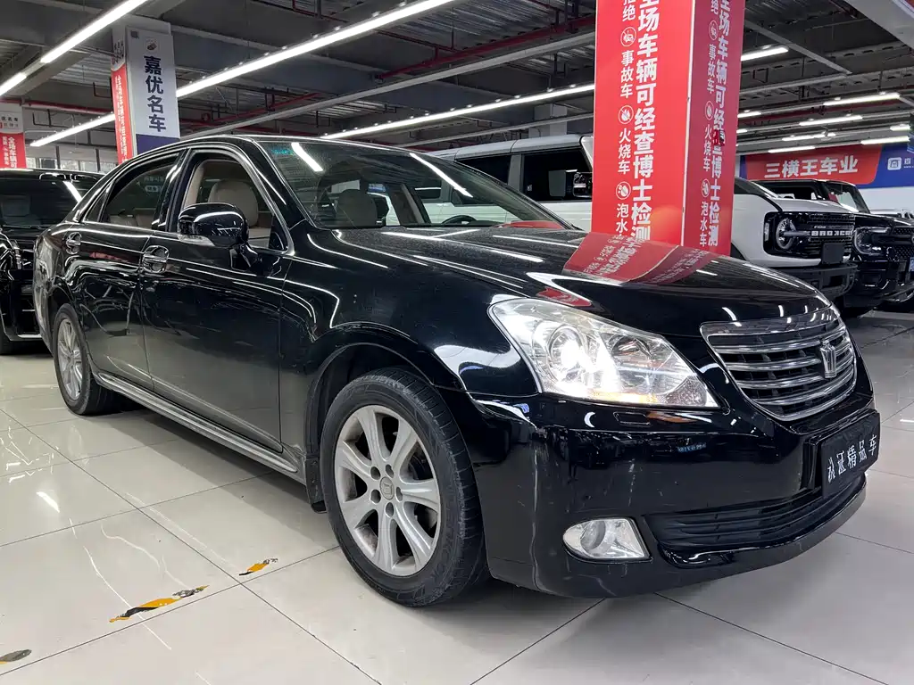 Crown 3.0 L Royal Saloon